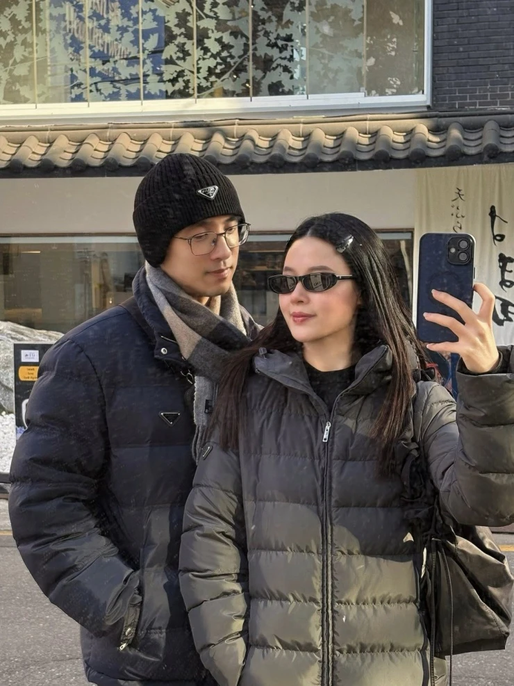 Ảnh sao 8/3: Con gái 6 tháng tuổi ngồi xem Huy Trần nấu ăn