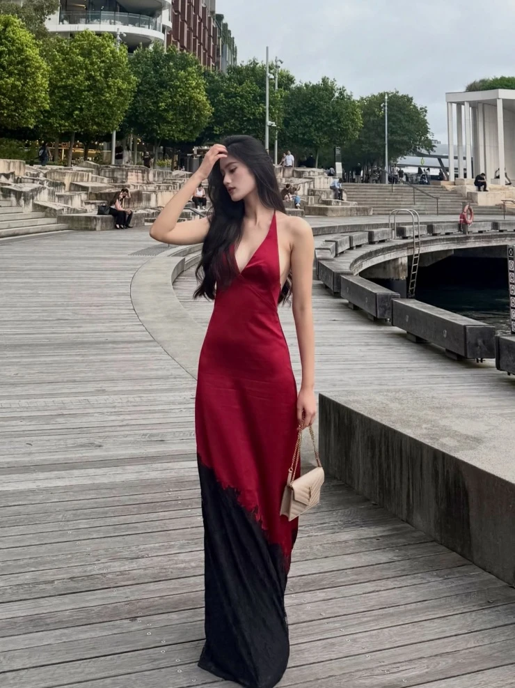 Ảnh sao 8/3: Con gái 6 tháng tuổi ngồi xem Huy Trần nấu ăn