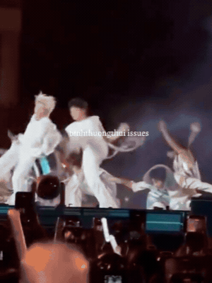 Anh trai diễn 1 đêm concert mà gặp sự cố 3 lần, khoảnh khắc té ngã ai nhìn cũng hoảng