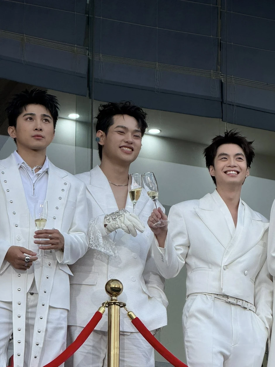 Anh trai diễn 1 đêm concert mà gặp sự cố 3 lần, khoảnh khắc té ngã ai nhìn cũng hoảng