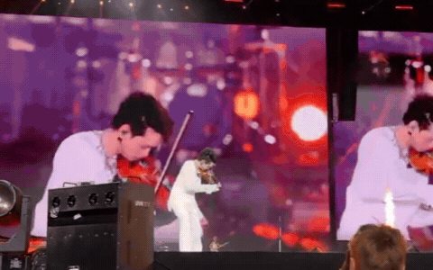 Anh trai diễn 1 đêm concert mà gặp sự cố 3 lần, khoảnh khắc té ngã ai nhìn cũng hoảng