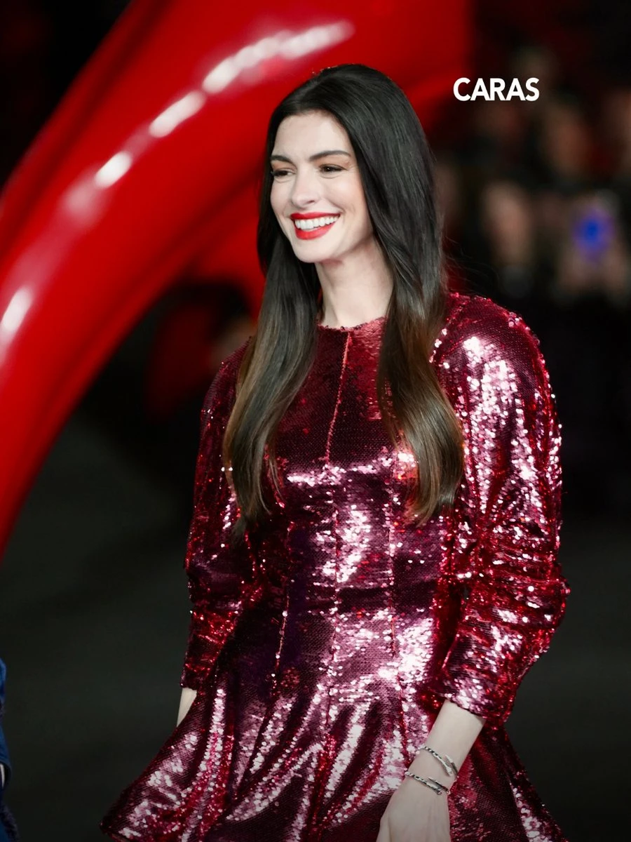 Anne Hathaway đang mặc cái gì vậy? Anne Hathaway đang mặc cái gì vậy?