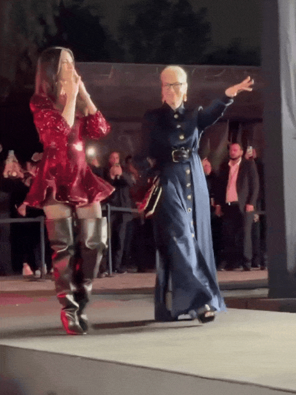 Anne Hathaway đang mặc cái gì vậy? Anne Hathaway đang mặc cái gì vậy?