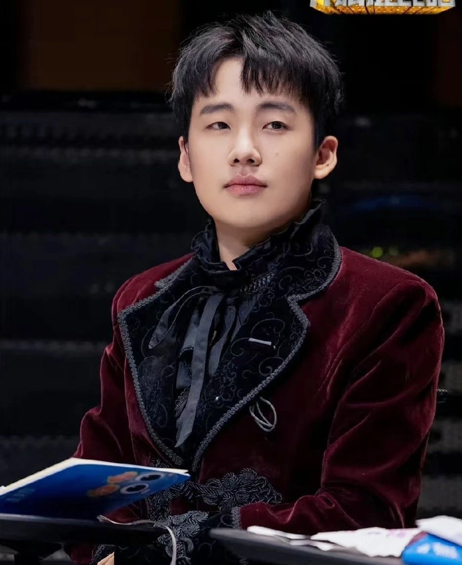 Ba nam diễn viên bị phát hiện tới quán bar "tay vịn"