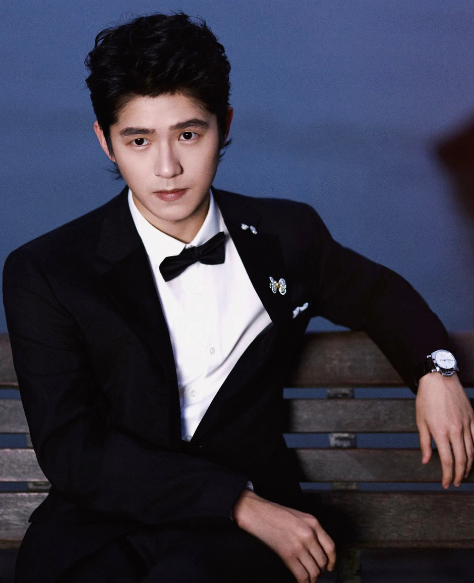 Ba nam diễn viên bị phát hiện tới quán bar "tay vịn"