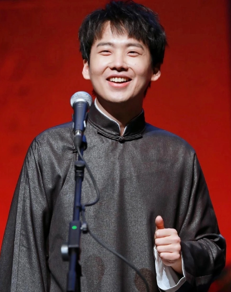 Ba nam diễn viên bị phát hiện tới quán bar "tay vịn"