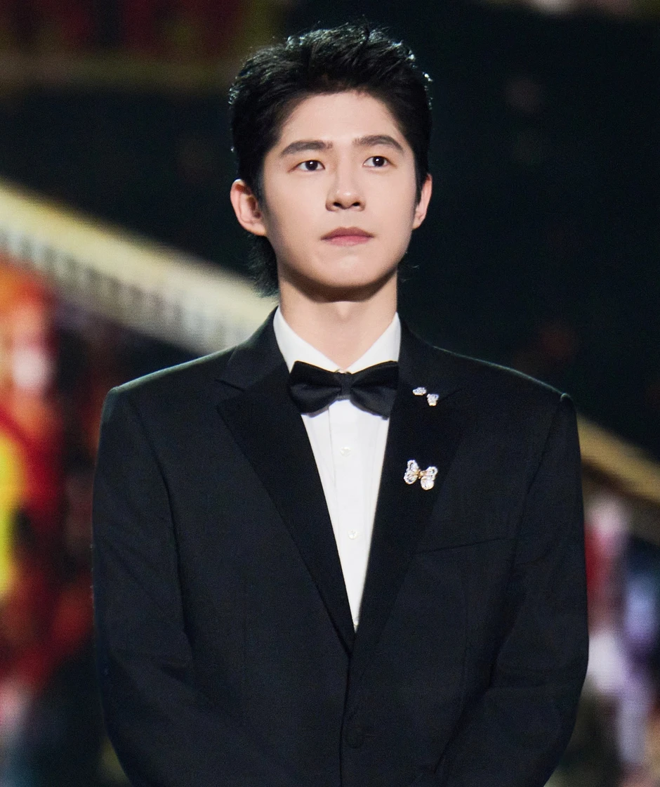 Ba nam diễn viên bị phát hiện tới quán bar "tay vịn"