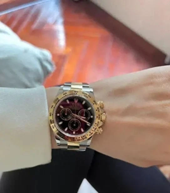 Bán đồng hồ Rolex thu về hơn 560 triệu đồng: người bán bị phong tỏa tài sản và bị công an xem xét