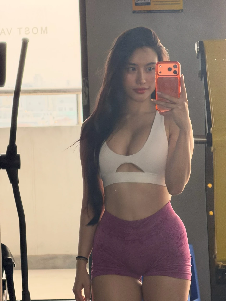 Bạn thân Lê Bống "khoe" thành tựu giữ dáng, sau Tết vẫn tự tin diện đồ hở eo