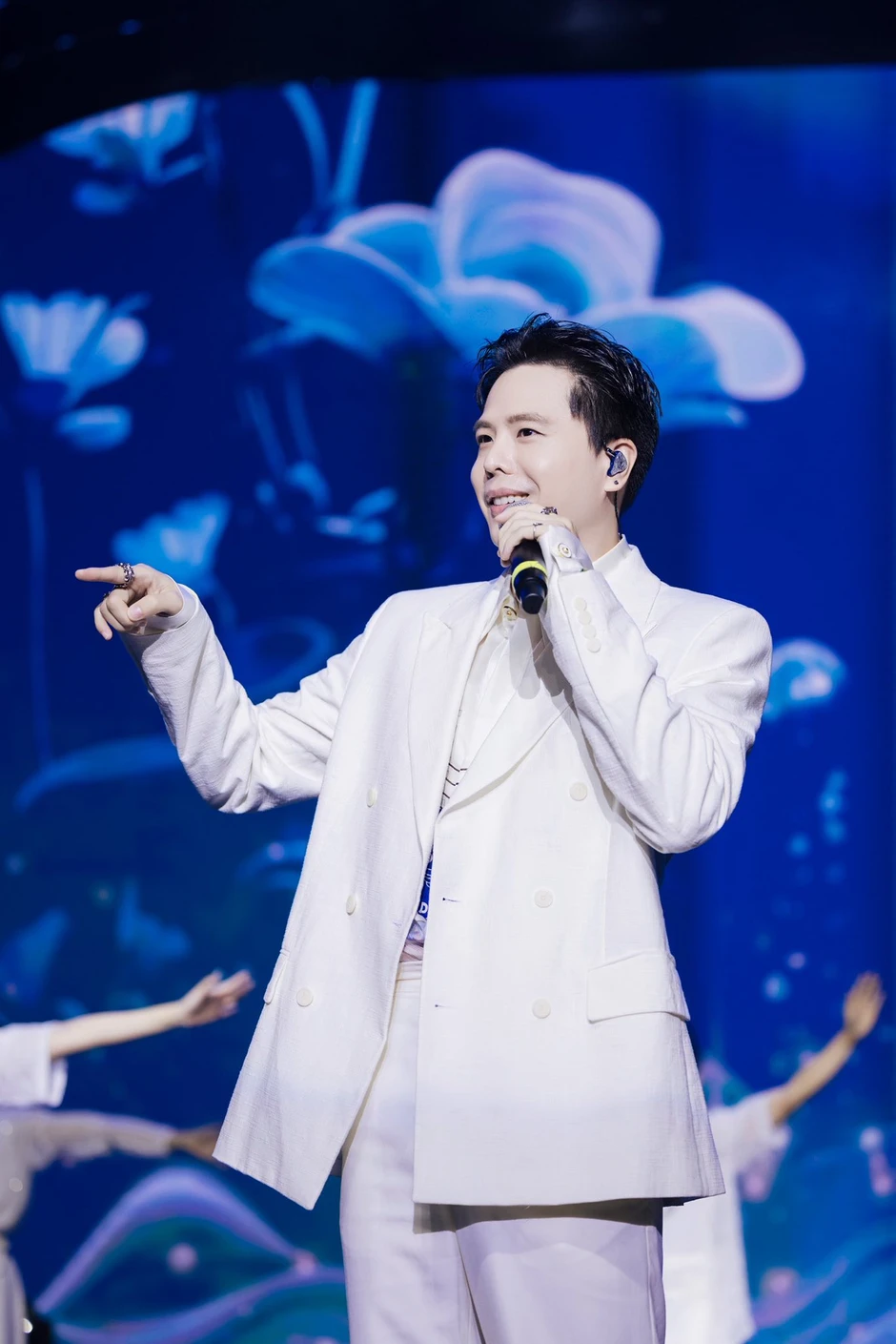 Hình ảnh tình tứ giữa Hoa hậu Thanh Thủy và Trịnh Thăng Bình đang gây xôn xao