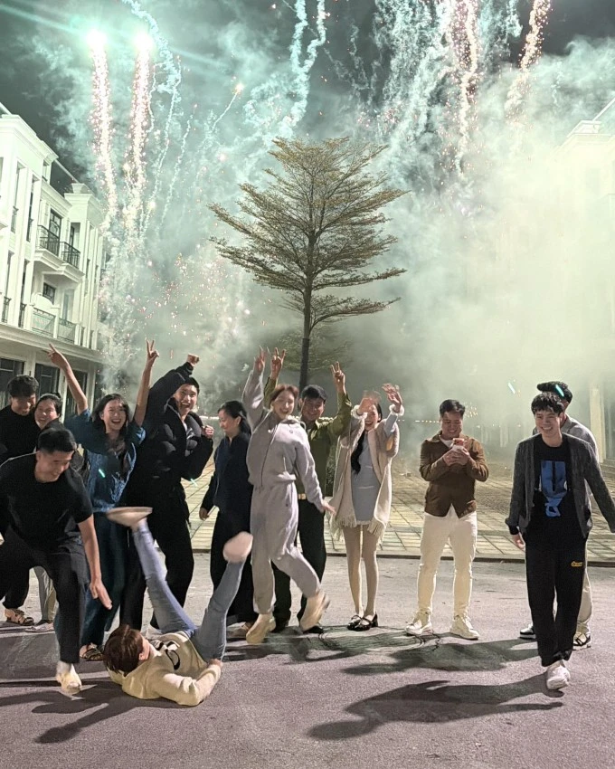 Bạn trai Hòa Minzy thường tụ tập, hợp nhậu với cầu thủ Văn Toàn