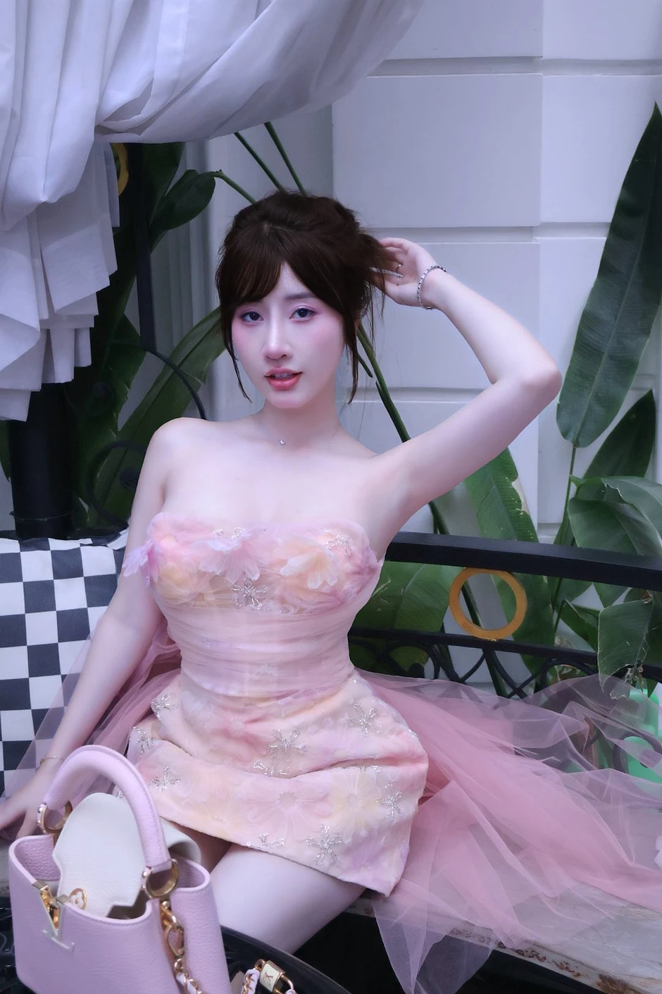 Bắt trend "Anh tên là" bên hồ bơi, TikToker tỏa sáng ấn tượng với nhan sắc không chê vào đâu được.