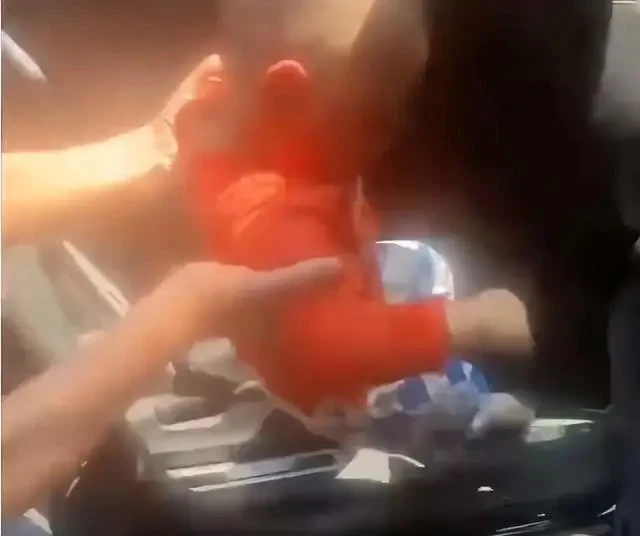 Bé trai 2 tuổi bị bố vô tình khóa trong ô tô, khi phát hiện đã sùi bọt mép