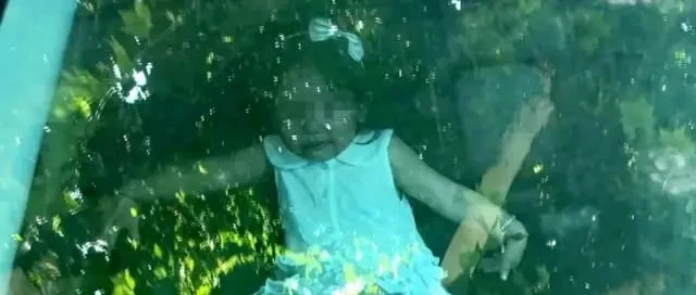 Bé trai 2 tuổi bị bố vô tình khóa trong ô tô, khi phát hiện đã sùi bọt mép