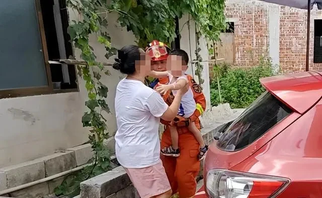 Bé trai 2 tuổi bị bố vô tình khóa trong ô tô, khi phát hiện đã sùi bọt mép