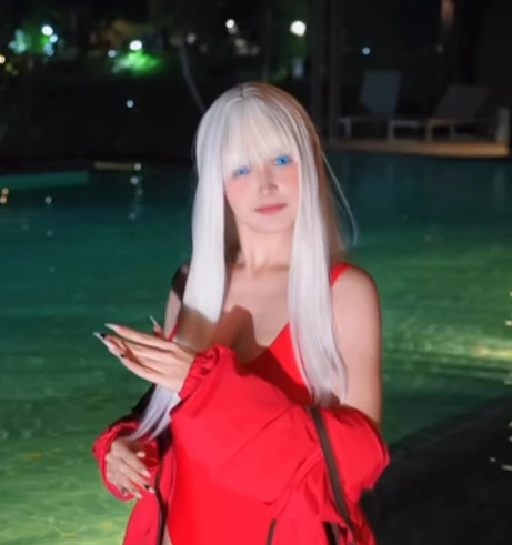 Biến hình thành Gojo Satoru bên hồ bơi, hóa ra đây là cách nữ coser 2 triệu follow "hút view" trên MXH