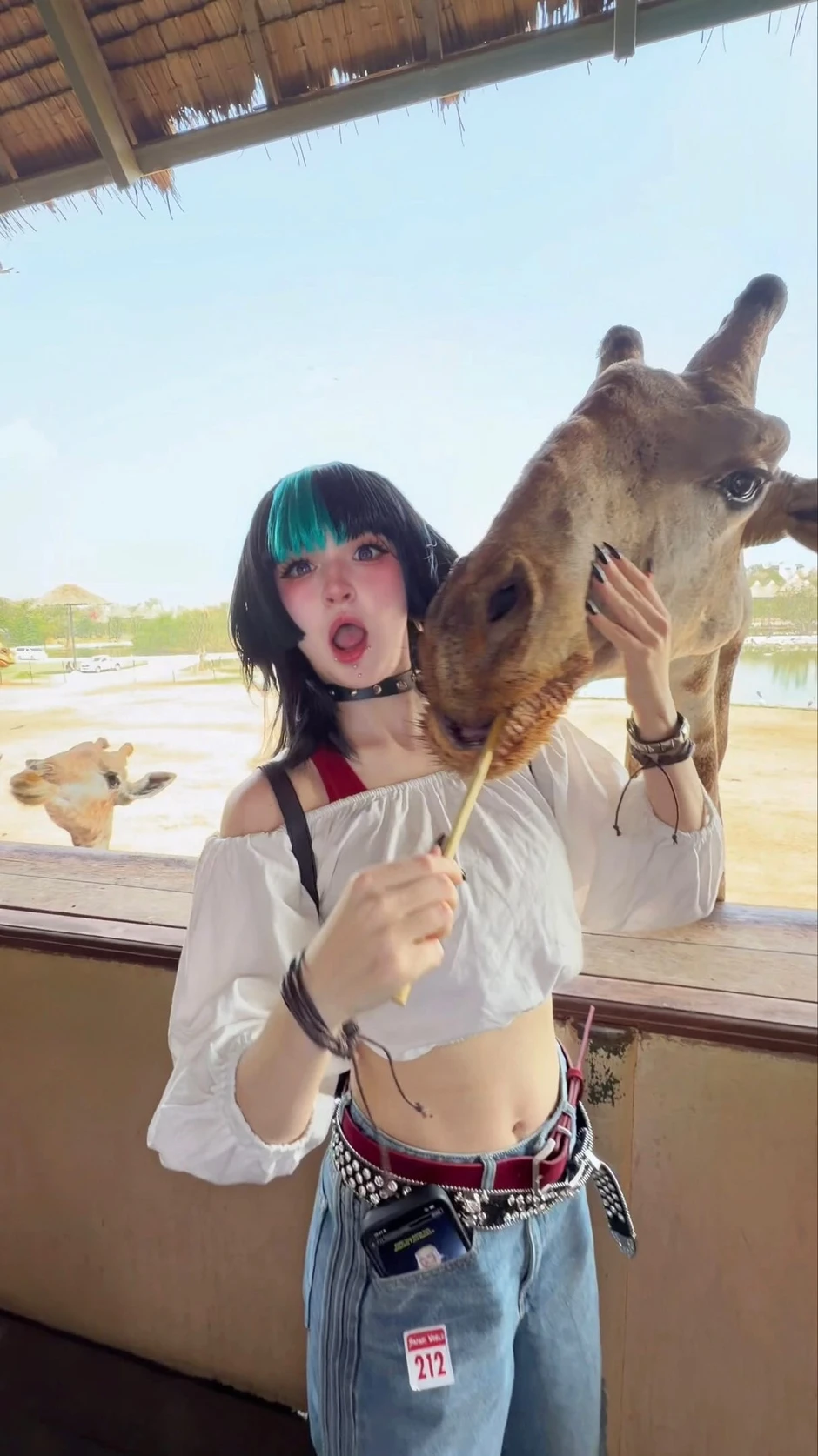 Biến hình thành Gojo Satoru bên hồ bơi, hóa ra đây là cách nữ coser 2 triệu follow "hút view" trên MXH