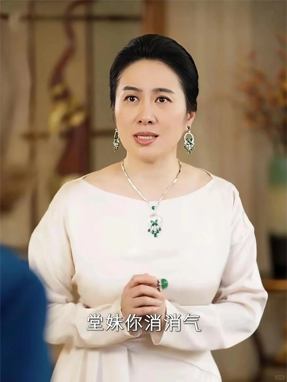 Bóc giá set trang sức ngọc bích của Diệp Tuyền