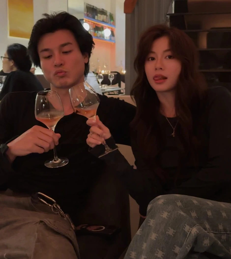 Bóc hint hẹn hò của Khương Lê và nàng thơ lookbook