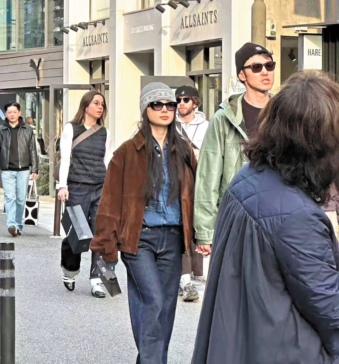 Bóng hồng 20 tuổi gợi cảm, giàu có hẹn hò Nguyễn Kinh Thiên