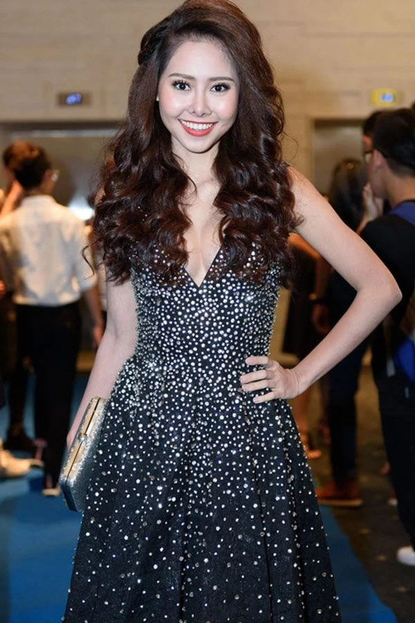 Bức ảnh chụp cận sau ca can thiệp "dao kéo" khiến mỹ nhân Việt lao đao, phải trả giá đắt Bức ảnh chụp cận sau ca can thiệp "dao kéo" khiến mỹ nhân Việt lao đao, phải trả giá đắt