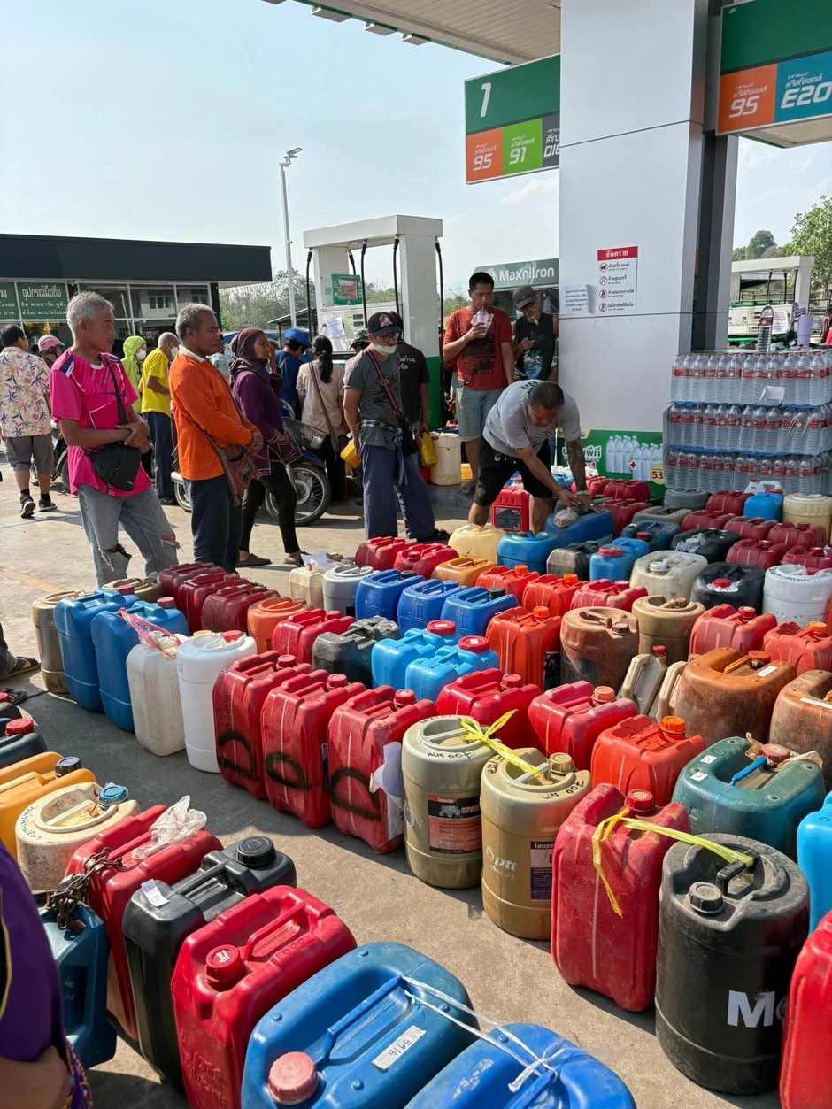 Bức ảnh chụp tại một trạm xăng khiến mọi người bàn tán xôn xao