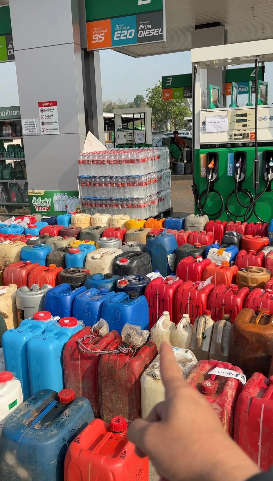 Bức ảnh chụp tại một trạm xăng khiến mọi người bàn tán xôn xao