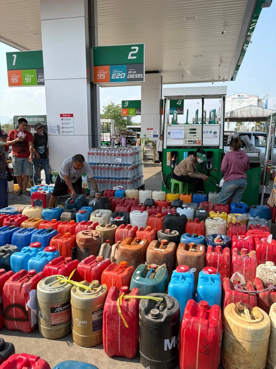 Bức ảnh chụp tại một trạm xăng khiến mọi người bàn tán xôn xao