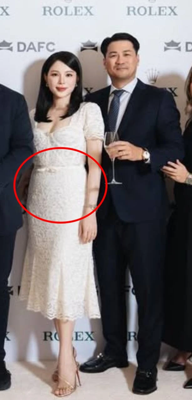 Bức ảnh Tiên Nguyễn đăng làm lộ bí mật Linh Rin - Phillip Nguyễn đang giấu kín?