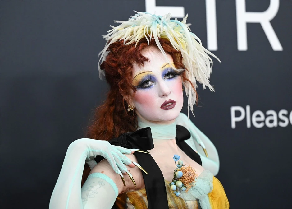 Ca sĩ mới nổi đe nẹt cô bé 11 tuổi, ngờ đâu đụng trúng tiểu thư "ngậm thìa vàng" lừng danh showbiz