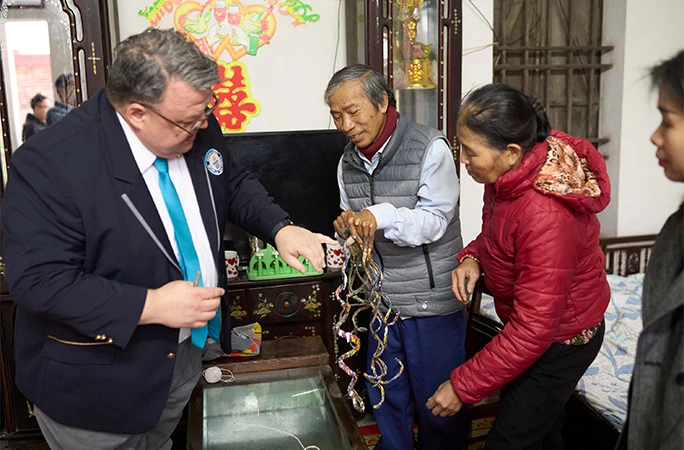 Người đàn ông Việt Nam gây sốt toàn cầu với bộ móng tay dài chưa từng có