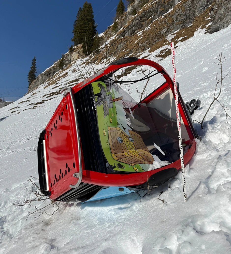 Cabin cáp treo văng khỏi dây và rơi xuống sườn núi, hành khách bên trong tử vong