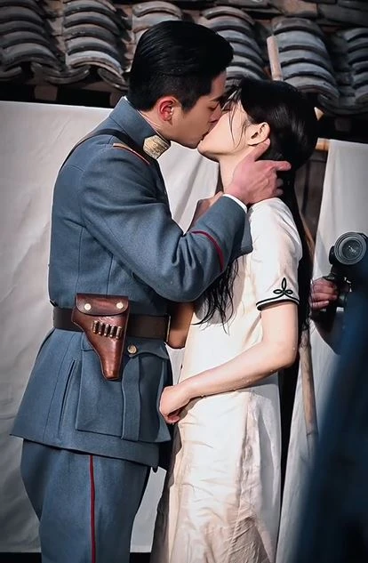 Camera quay lén Thừa Lỗi và Từ Nhược Hàm nửa đêm hôn nhau