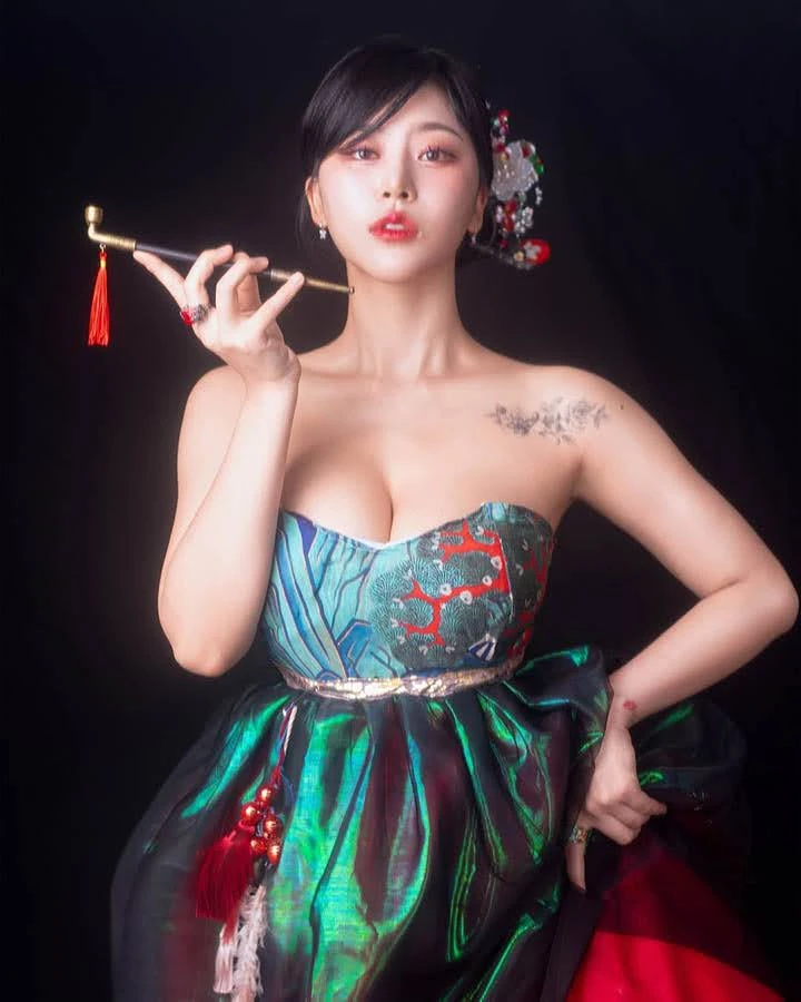 Cận cảnh nhan sắc của nữ pháp sư đang gây sốt mạng xã hội