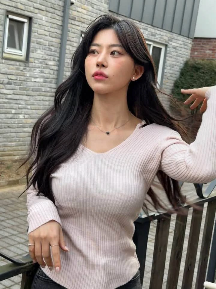 Góc nhìn cận cảnh nhan sắc nữ pháp sư đang làm mưa làm gió mạng xã hội