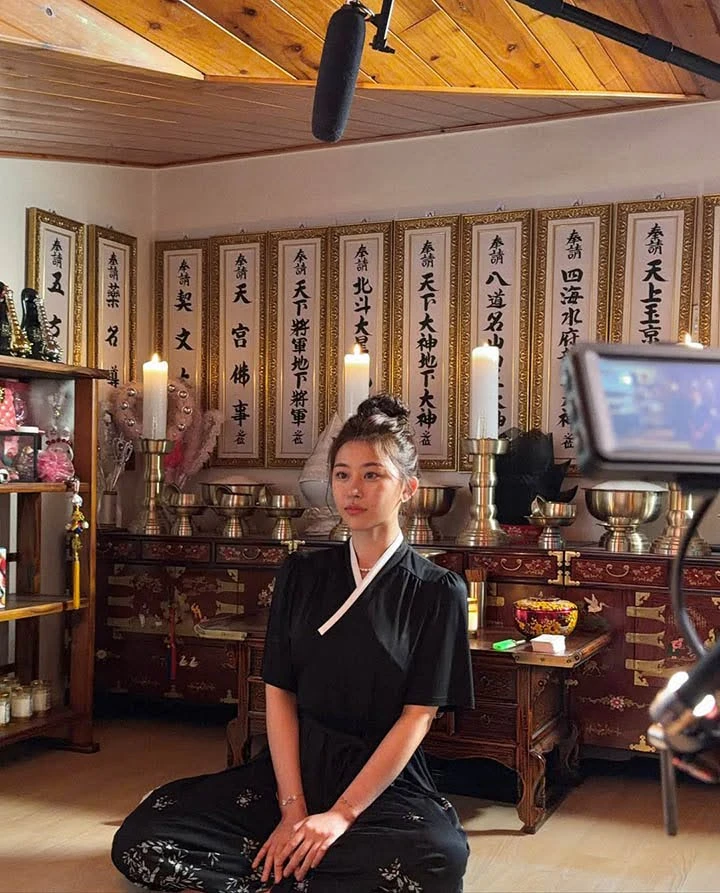 Góc nhìn cận cảnh nhan sắc của nữ pháp sư đang gây sốt mạng xã hội