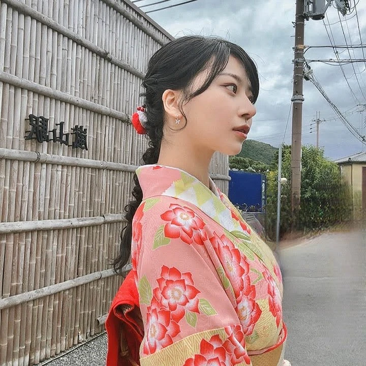 Cận cảnh nhan sắc của nữ pháp sư đang gây sốt mạng xã hội