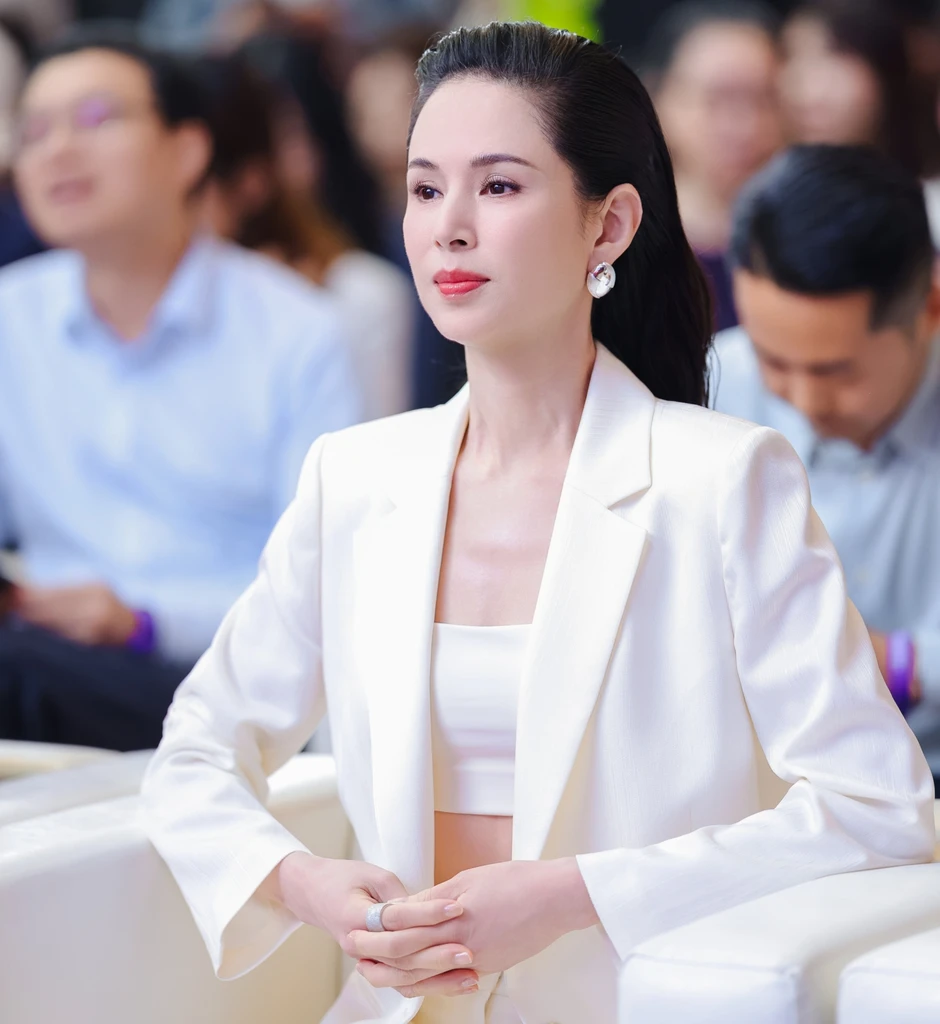 Cận cảnh nhan sắc "thoát tục" của Tiểu Long Nữ đẹp nhất màn ảnh: Tiên khí ngút ngàn, vẻ đẹp thực sự "không thuộc về nhân gian"!