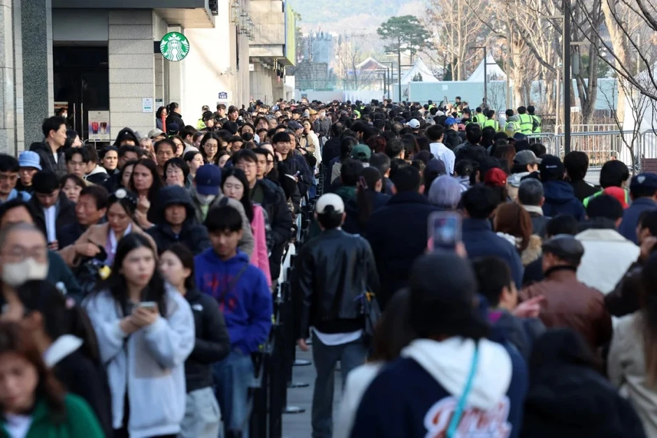 Cảnh sát chặn người mang dao, súng điện vì đêm nhạc BTS Cảnh sát chặn người mang dao, súng điện vì đêm nhạc BTS