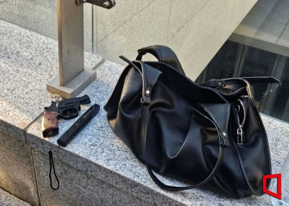 Cảnh sát chặn người mang dao, súng điện vì đêm nhạc BTS Cảnh sát chặn người mang dao, súng điện vì đêm nhạc BTS