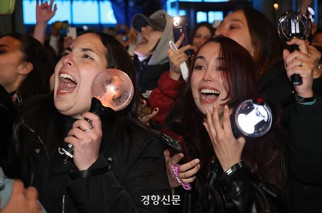 Cảnh sát chặn người mang dao, súng điện vì đêm nhạc BTS Cảnh sát chặn người mang dao, súng điện vì đêm nhạc BTS