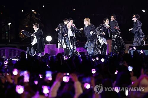 Cảnh sát chặn người mang dao, súng điện vì đêm nhạc BTS Cảnh sát chặn người mang dao, súng điện vì đêm nhạc BTS