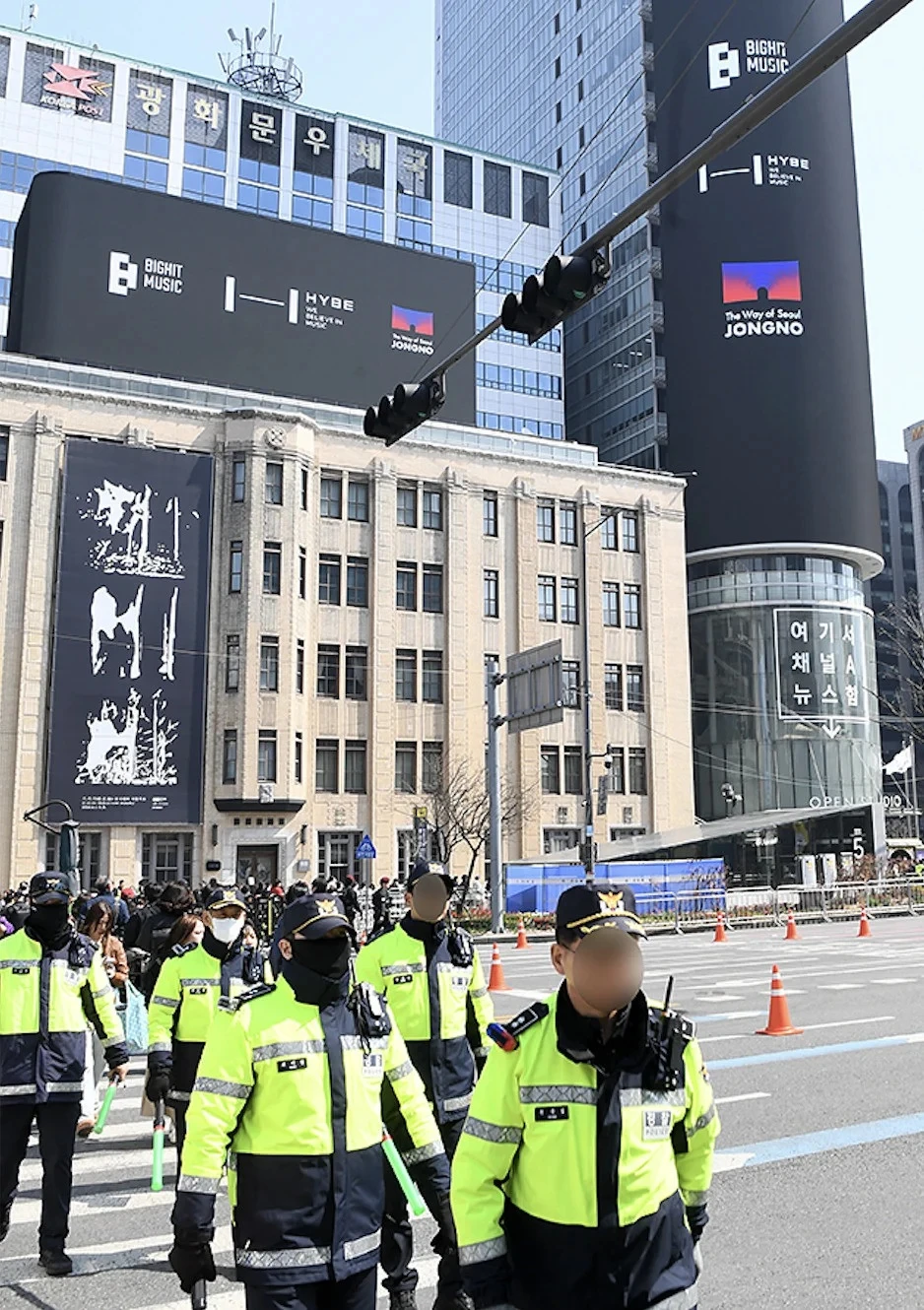Cảnh sát chặn người mang dao, súng điện vì đêm nhạc BTS Cảnh sát chặn người mang dao, súng điện vì đêm nhạc BTS