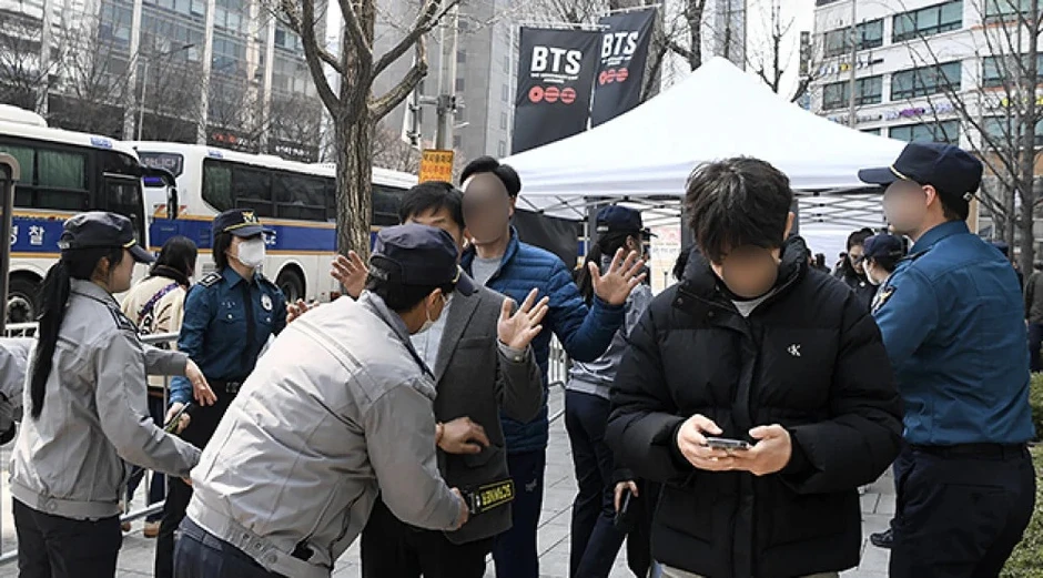 Cảnh sát chặn người mang dao, súng điện vì đêm nhạc BTS Cảnh sát chặn người mang dao, súng điện vì đêm nhạc BTS