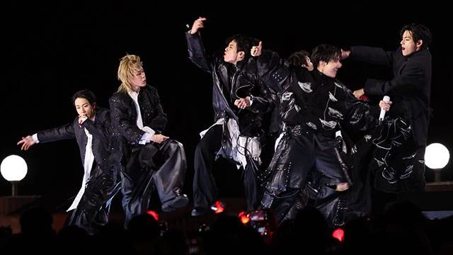 Cảnh sát chặn người mang dao, súng điện vì đêm nhạc BTS Cảnh sát chặn người mang dao, súng điện vì đêm nhạc BTS