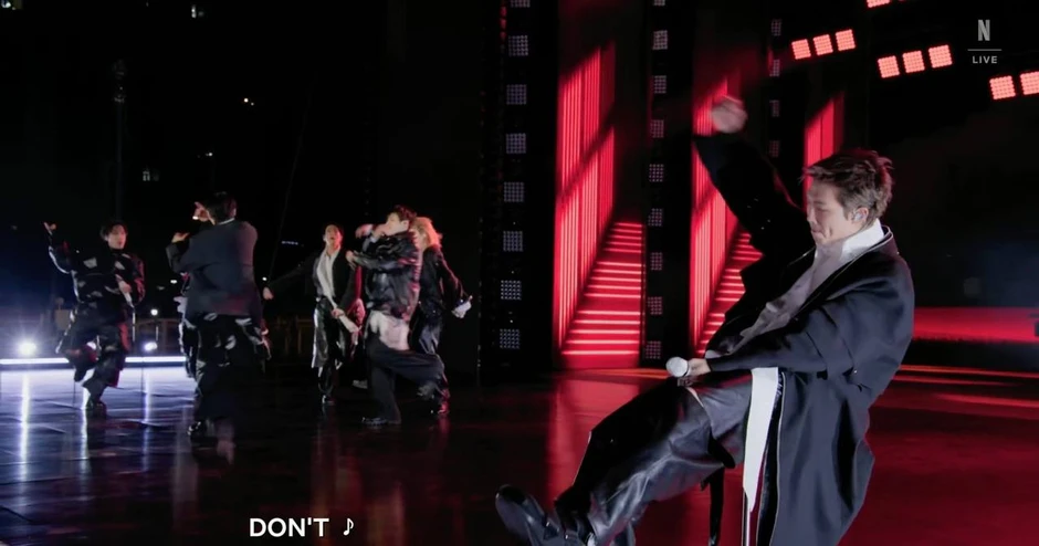 Cấp báo từ concert comeback của BTS tối nay: Một thành viên bị chấn thương bó bột chân, phải ngồi 1 chỗ biểu diễn