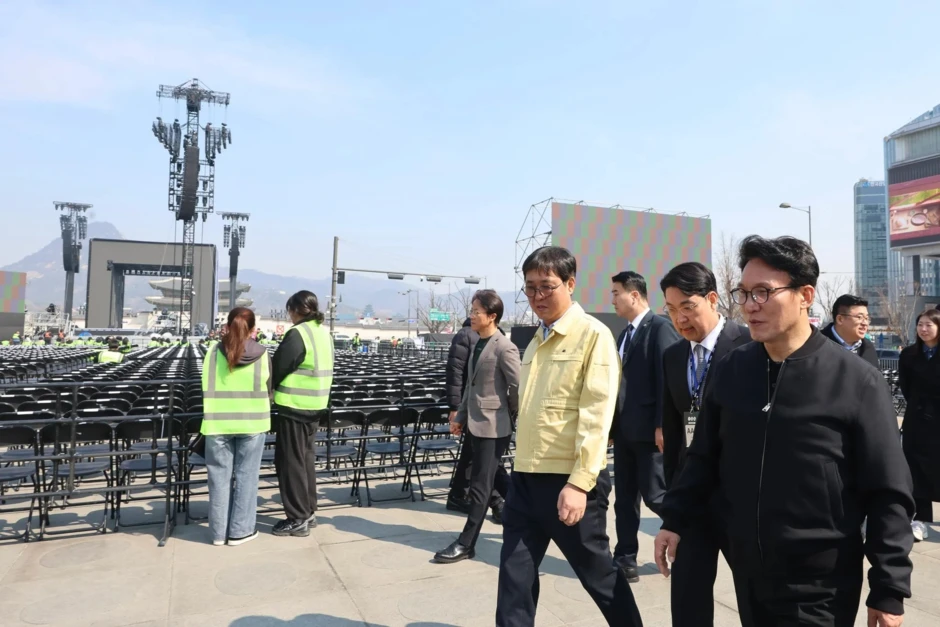 Cấp báo từ concert comeback của BTS tối nay: Một thành viên bị chấn thương bó bột chân, phải ngồi 1 chỗ biểu diễn