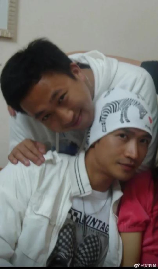 Cặp đôi "phim giả tình thật" yêu nhau từ 15 năm trước cả nước không ai hay biết, bị sếp lớn chia rẽ bằng mọi giá Cặp đôi "phim giả tình thật" yêu nhau từ 15 năm trước cả nước không ai hay biết, bị sếp lớn chia rẽ bằng mọi giá