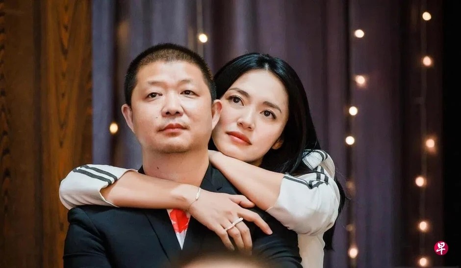 Cặp tiên đồng - ngọc nữ showbiz đang yêu đương mặn nồng, ai ngờ bị 1 đàn chị chen chân "phá banh"? Cặp tiên đồng - ngọc nữ showbiz đang yêu đương mặn nồng, ai ngờ bị 1 đàn chị chen chân "phá banh"?