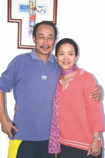 Cặp vợ chồng diễn viên lang thang nhặt rác như ăn mày: Sự thật ngỡ ngàng phía sau nguồn thu 15 tỷ mỗi năm!